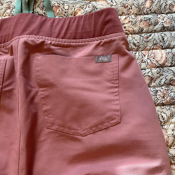 Figs Women’s Mauve Zamora Jogger Scrub Pants. Size Small Tall - Picture 3 of 3